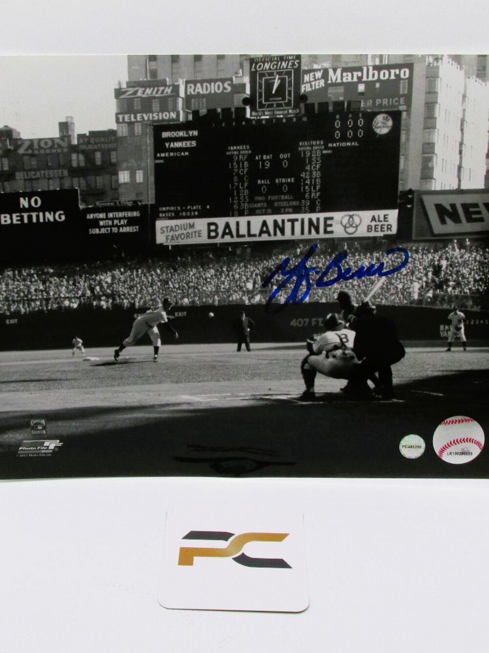 Yogi Berra Signed 8x10 Photo With COA (PC485390) (Yankees)